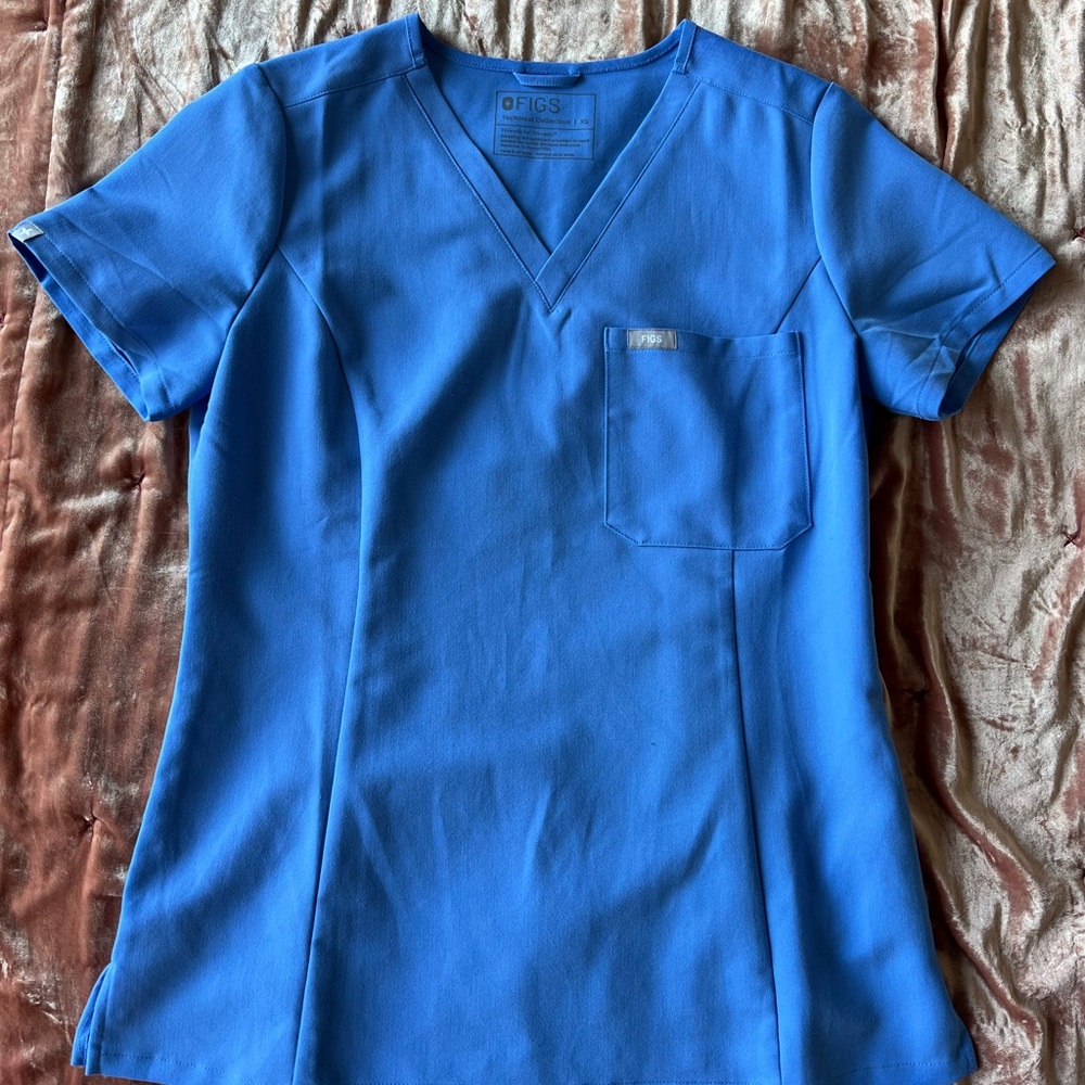Slim Catarina One-Pocket Scrub Top